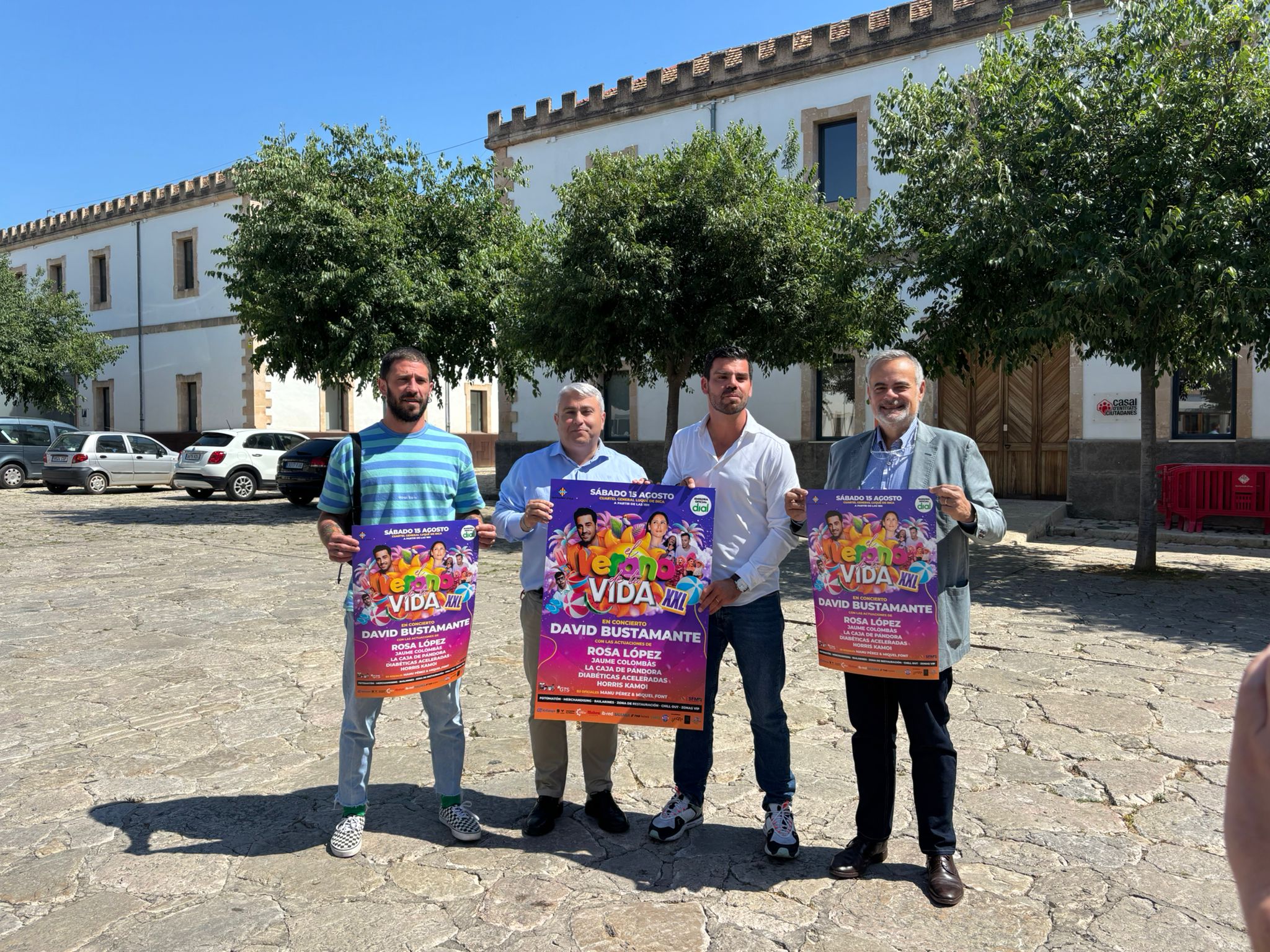 El batle d’Inca, el gerent d'SFM i els organitzadors sostenen el cartell del festival que se celebrarà el 15 d’agost i comptarà amb trens especials.